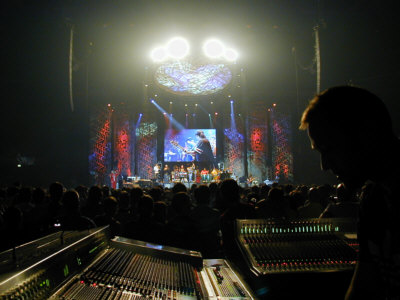 Jeg mixer Outlandish p en Midas XL4 sammen med Carlos Santana